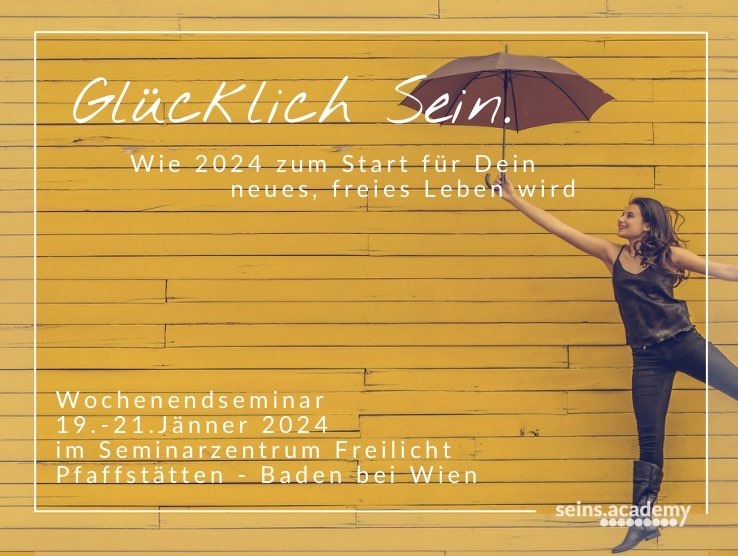Glücklich.Sein. Flyer mit Basisinfos. Gelbe Holzwand Frau springt von links ins Bild mit gestrecktem Arm der Regenschirm hält.